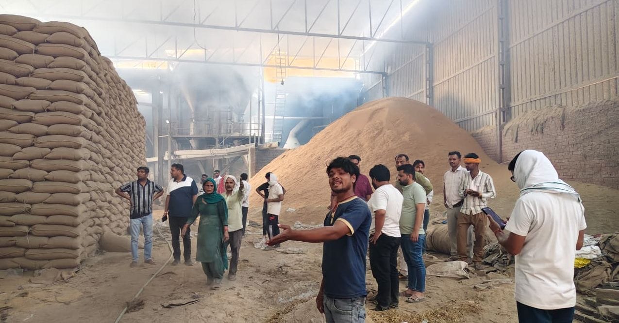 27जेएनडी27: सफीदों राइस मिल में लगी आग। संवाद 27जेएनडी27: सफीदों राइस मिल में लगी आग। संवाद