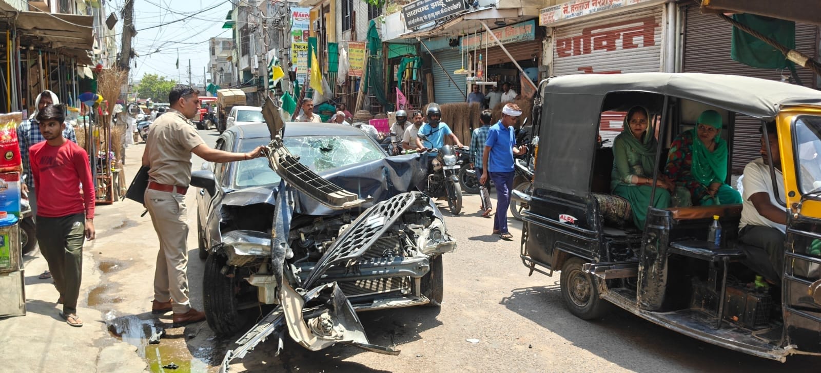 28-रेलवे रोड पर हादसे के बाद क्षतिग्रस्त कार में पड़ी शराब की बोतल। संवाद