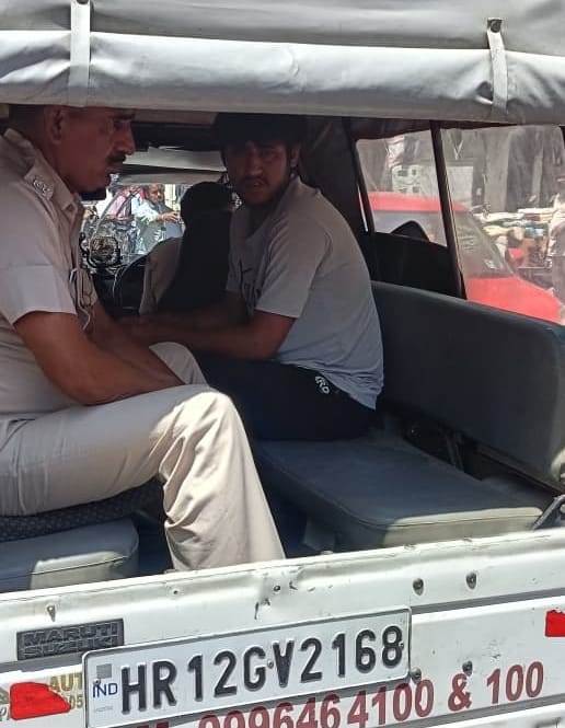 28-रेलवे रोड पर हादसे के बाद क्षतिग्रस्त कार में पड़ी शराब की बोतल। संवाद