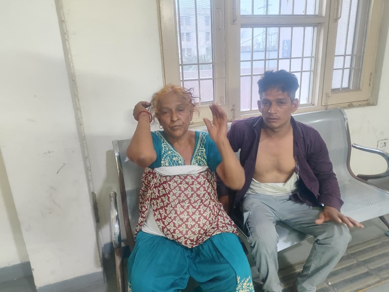 32 पीजीआई के ट्राॅमा सेंटर में सुरक्षाकर्मी व हरीश के बीच होती हाथापाई। स्रोत : वीडियोग्रैब