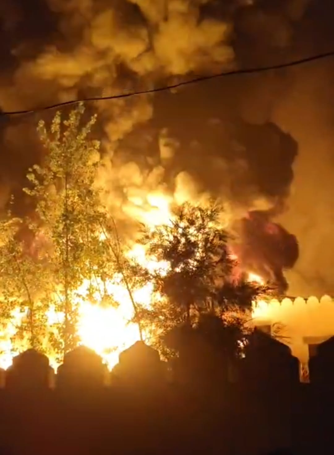 आग पर काबू पाते दमकल कर्मचारी। सोशल मीडिया