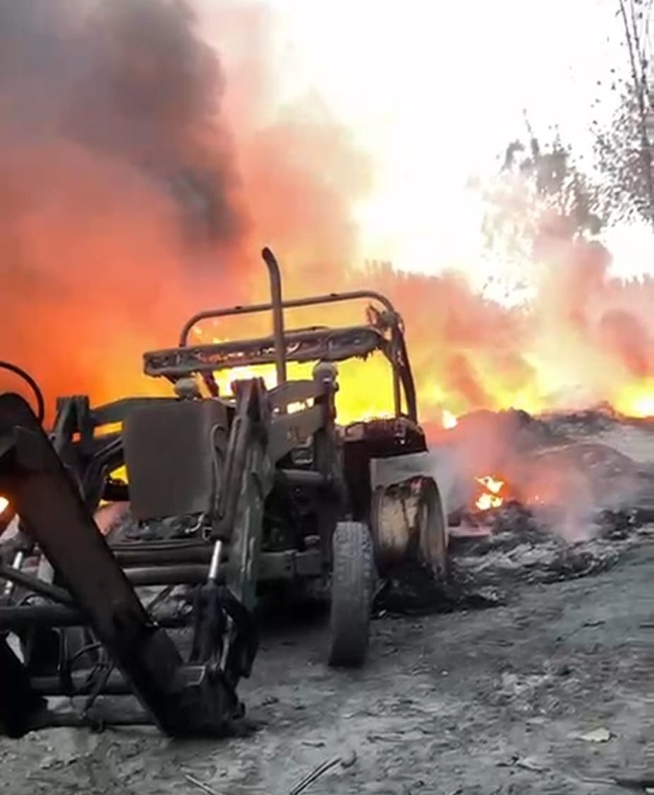 आग पर काबू पाते दमकल कर्मचारी। सोशल मीडिया