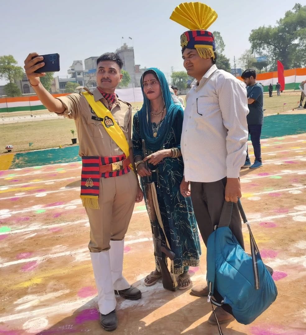 आरक्षी विवेक शर्मा अपने माता पिता के पैर छूते हुए। संवाद