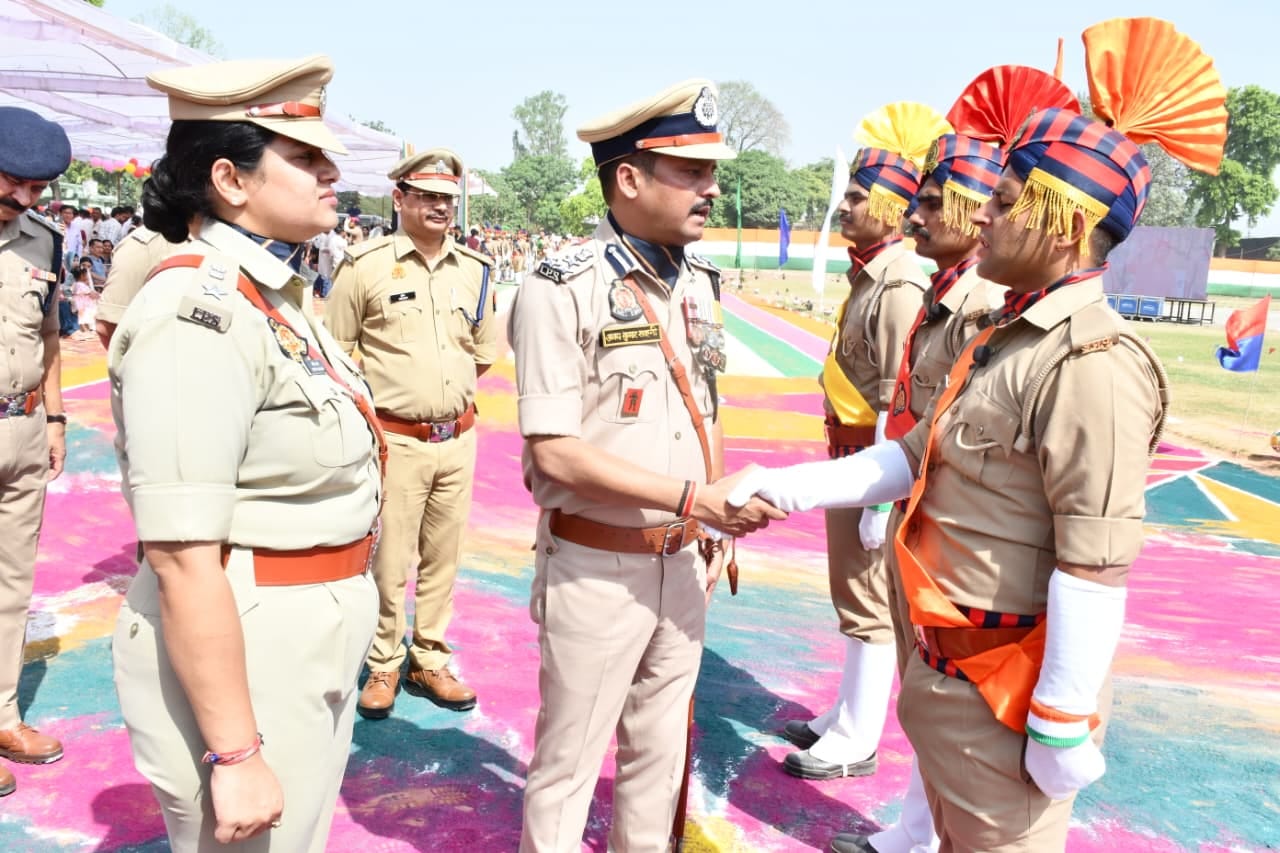 आरक्षी विवेक शर्मा अपने माता पिता के पैर छूते हुए। संवाद