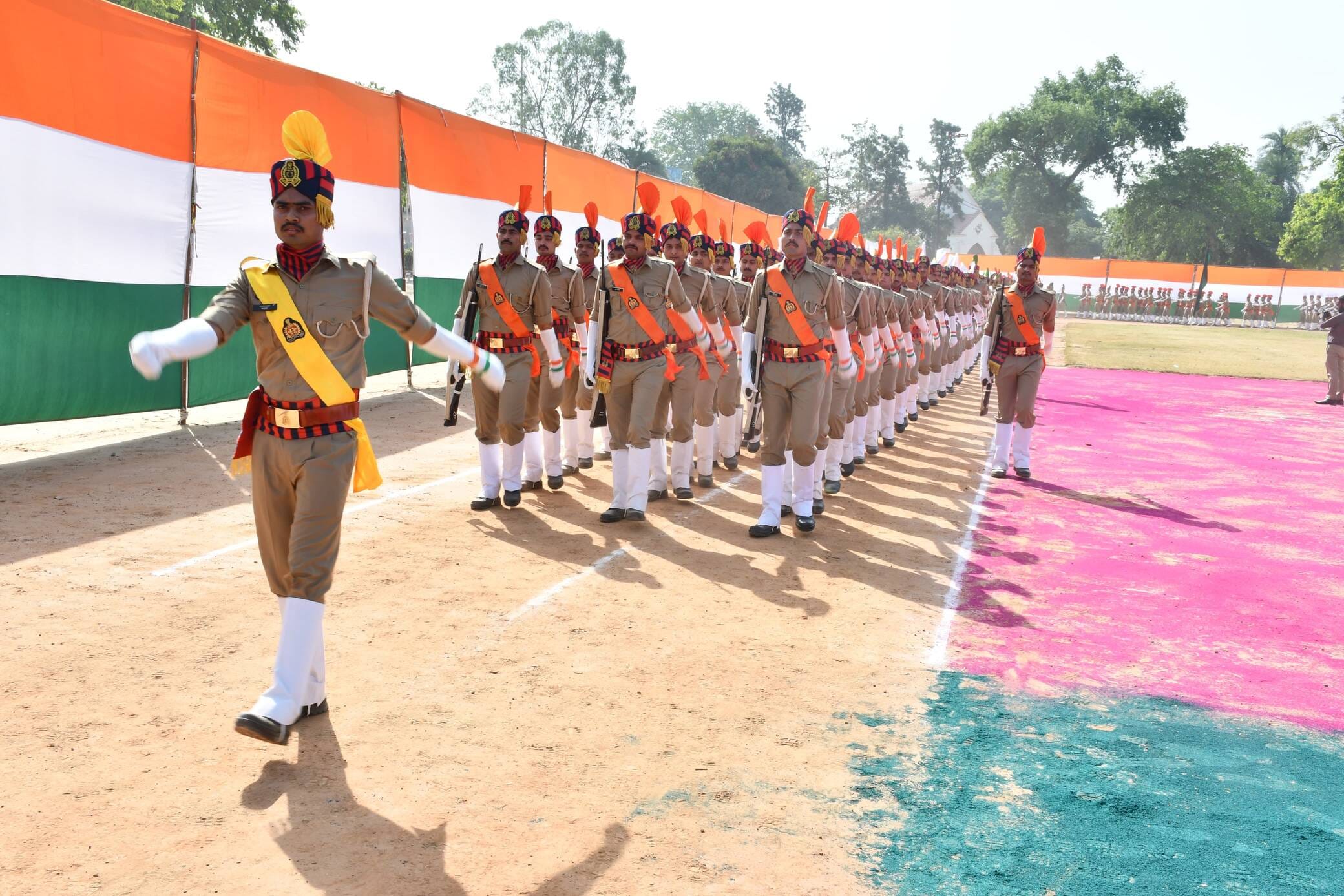 आरक्षी विवेक शर्मा अपने माता पिता के पैर छूते हुए। संवाद