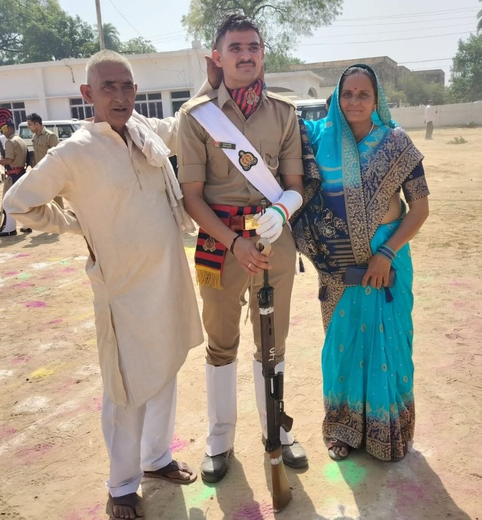 आरक्षी विवेक शर्मा अपने माता पिता के पैर छूते हुए। संवाद