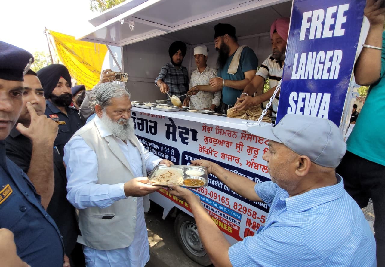 अंबाला छावनी के गोल चक्कर से श्री पंजोखरा साहिब के लिए निशुल्क वैन सेवा को हरी झंडी दिखाते कैब