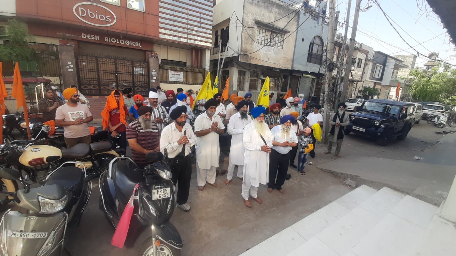 अंबाला छावनी के गुरुद्वारा श्री गुरु सिंह सभा से बाइक यात्रा को केसरी झंडी देते प्रबंधक। प्रवक्