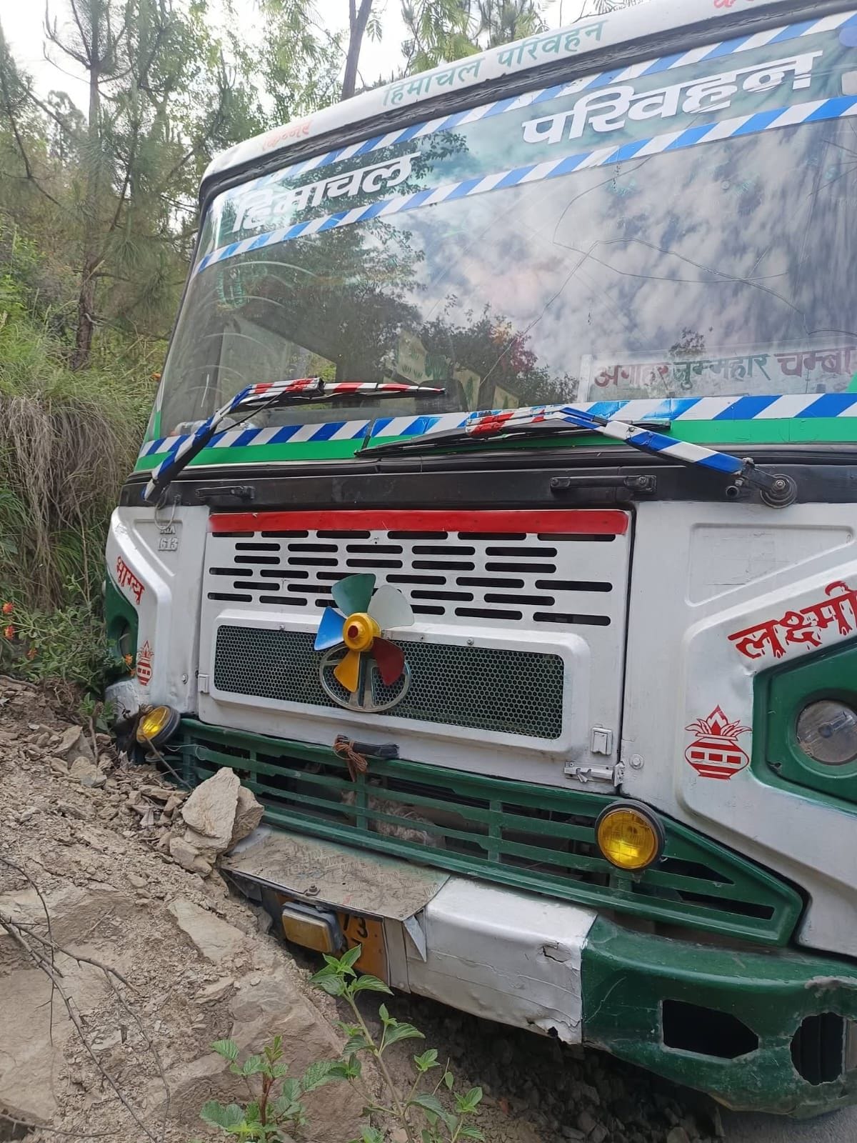 अगाहर- जम्मुहार- चंबा रूट की सरकारी बस की ब्रेक फेल होने के बाद पैदल की चंबा के लिए रवाना हुई स