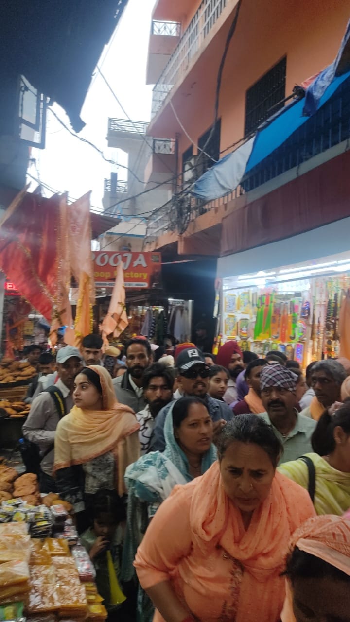 बाबा बालक नाथ मंदिर दियोटसिद्ध में दर्शनों के लिए जाते श्रद्धालु। संवाद बाबा बालक नाथ मंदिर दियोटसिद्ध में दर्शनों के लिए जाते श्रद्धालु। संवाद