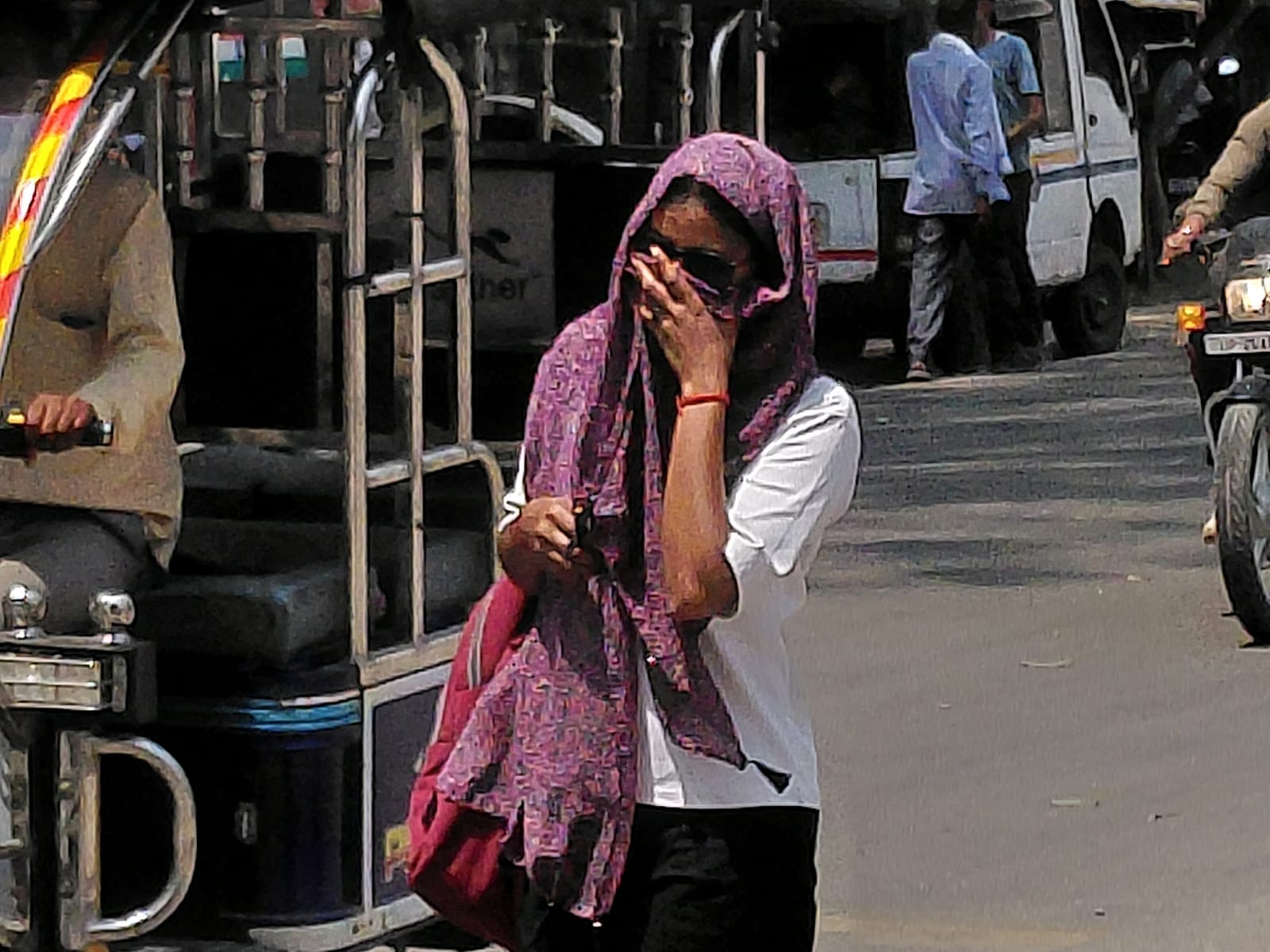 चिलचिलाती धूप में मुंह को दुपट्टे से ढक्कर जातीं युवतियां। संवाद