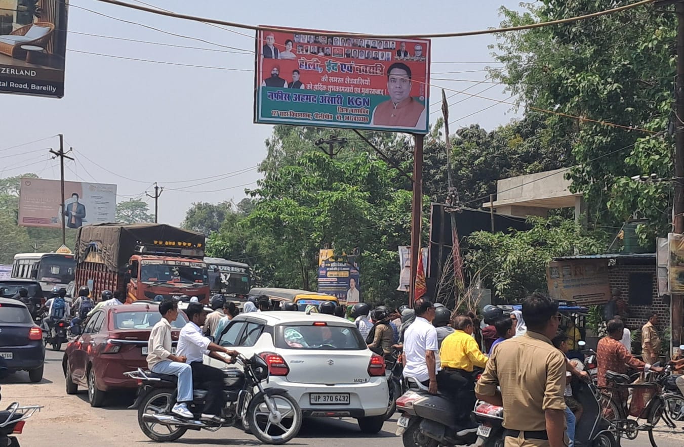 डिग्री कॉलेज चौराहे पर जाम में फंसे वाहन। संवाद डिग्री कॉलेज चौराहे पर जाम में फंसे वाहन। संवाद