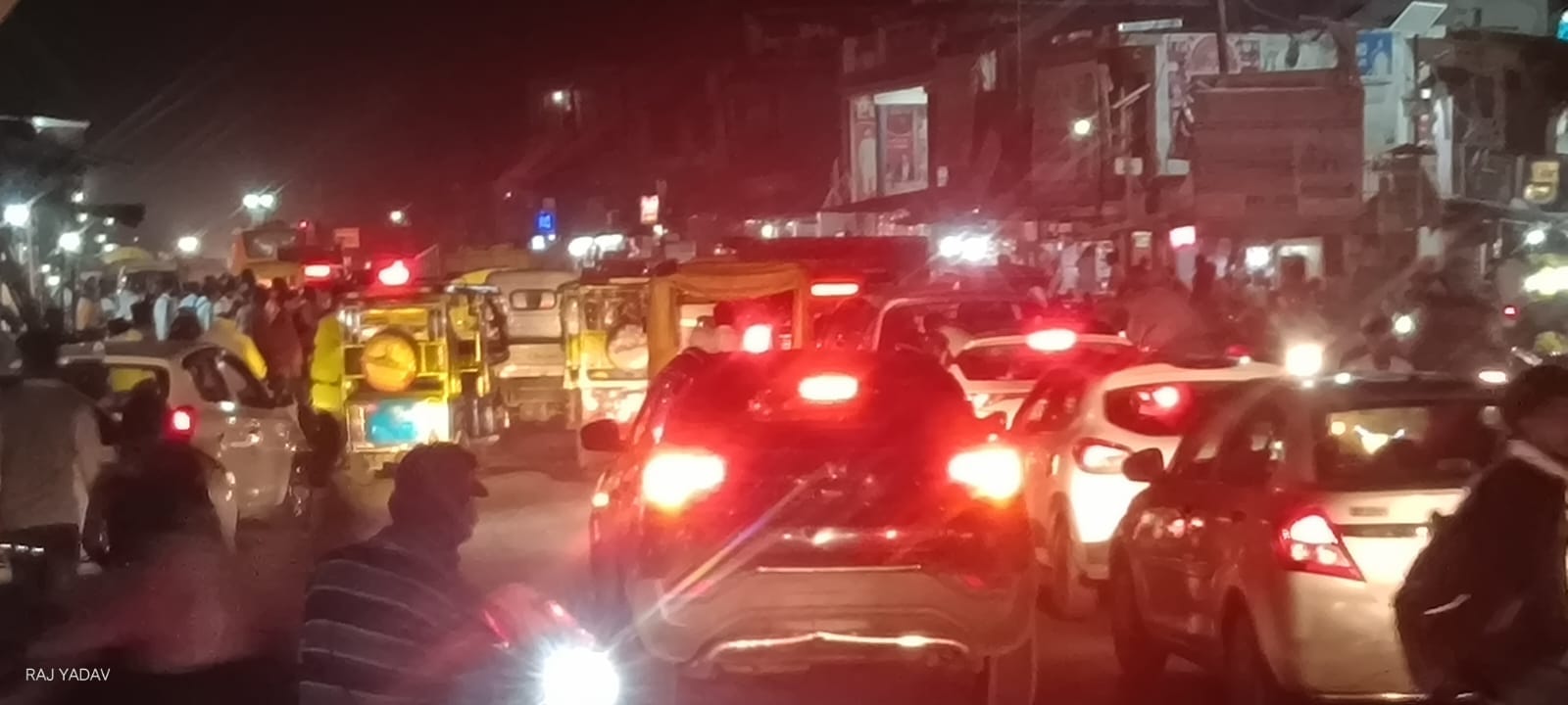फूलपुर में कोतवाली तिराहे पर प्रयागराज जौनपुर मार्ग पर लगा भीषण जाम।