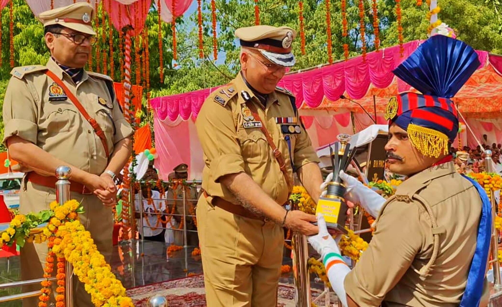 फोटो-05-पुलिस लाइन में शपथ लेते पुलिस कर्मी। स्रोत पुलिस