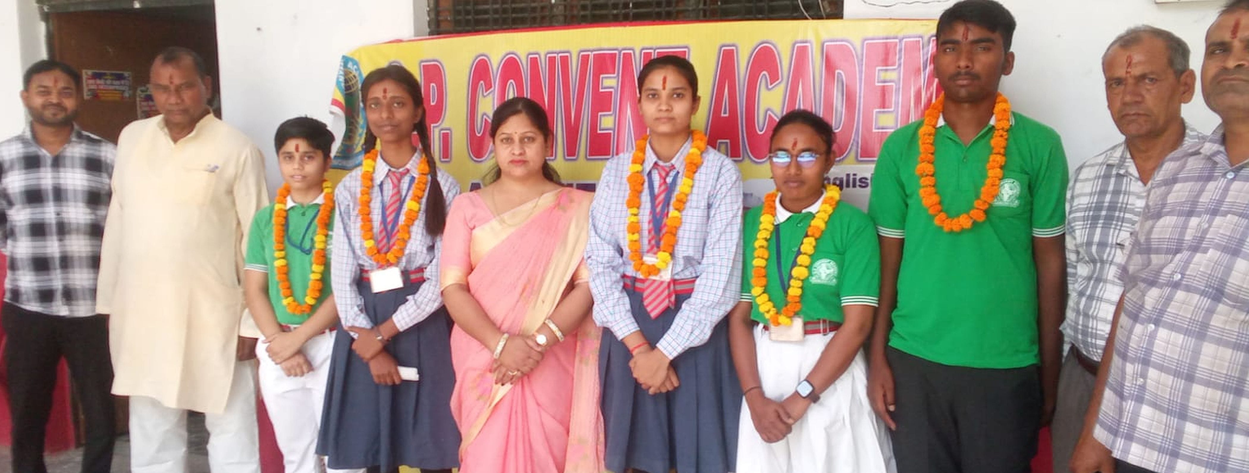 फोटो-08-फूल माला पहनने मेधावी। संवाद