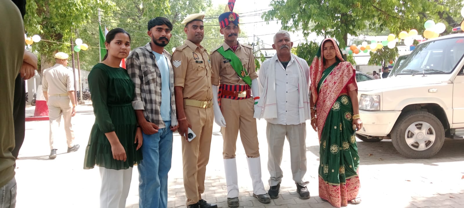 फोटो 1 दीक्षांत परेड समारोह में टोलियों का निरीक्षण करते डीआईजी। स्रोत प्रशासन