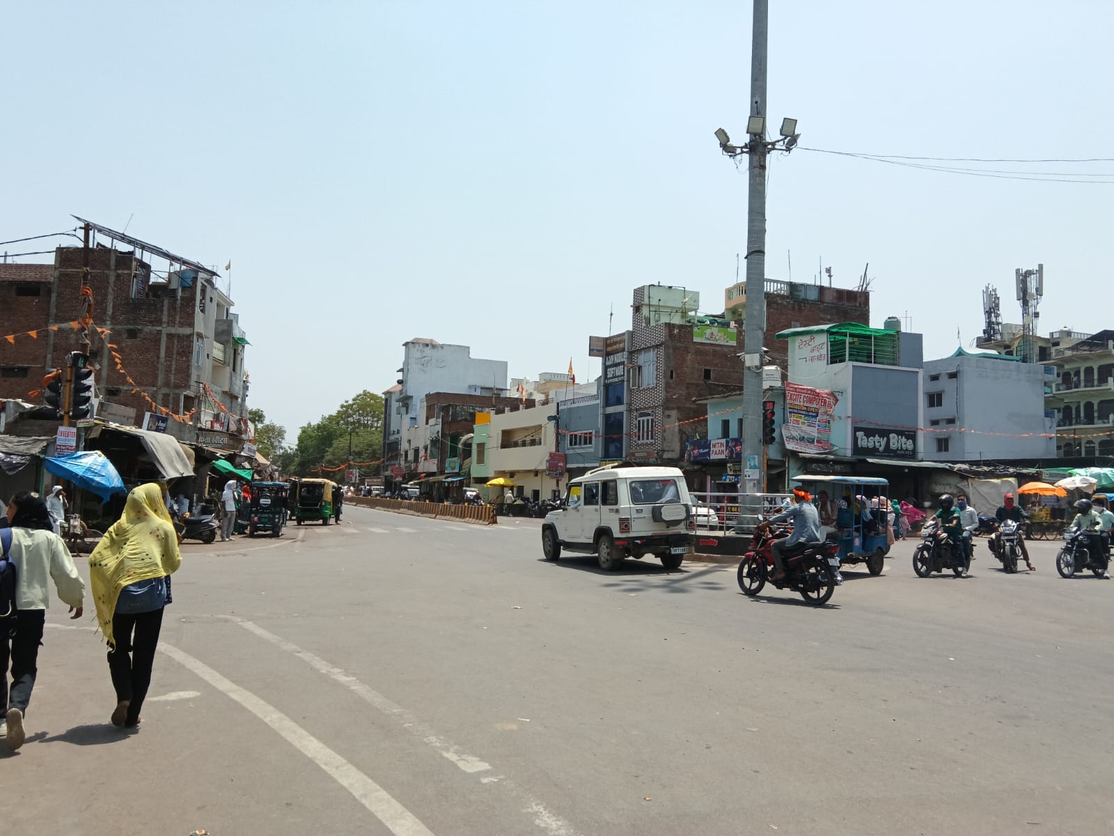 फोटो-  14 दोपहर 12 बजे महाराणा प्रताप चौक में सन्नाटा। संवाद