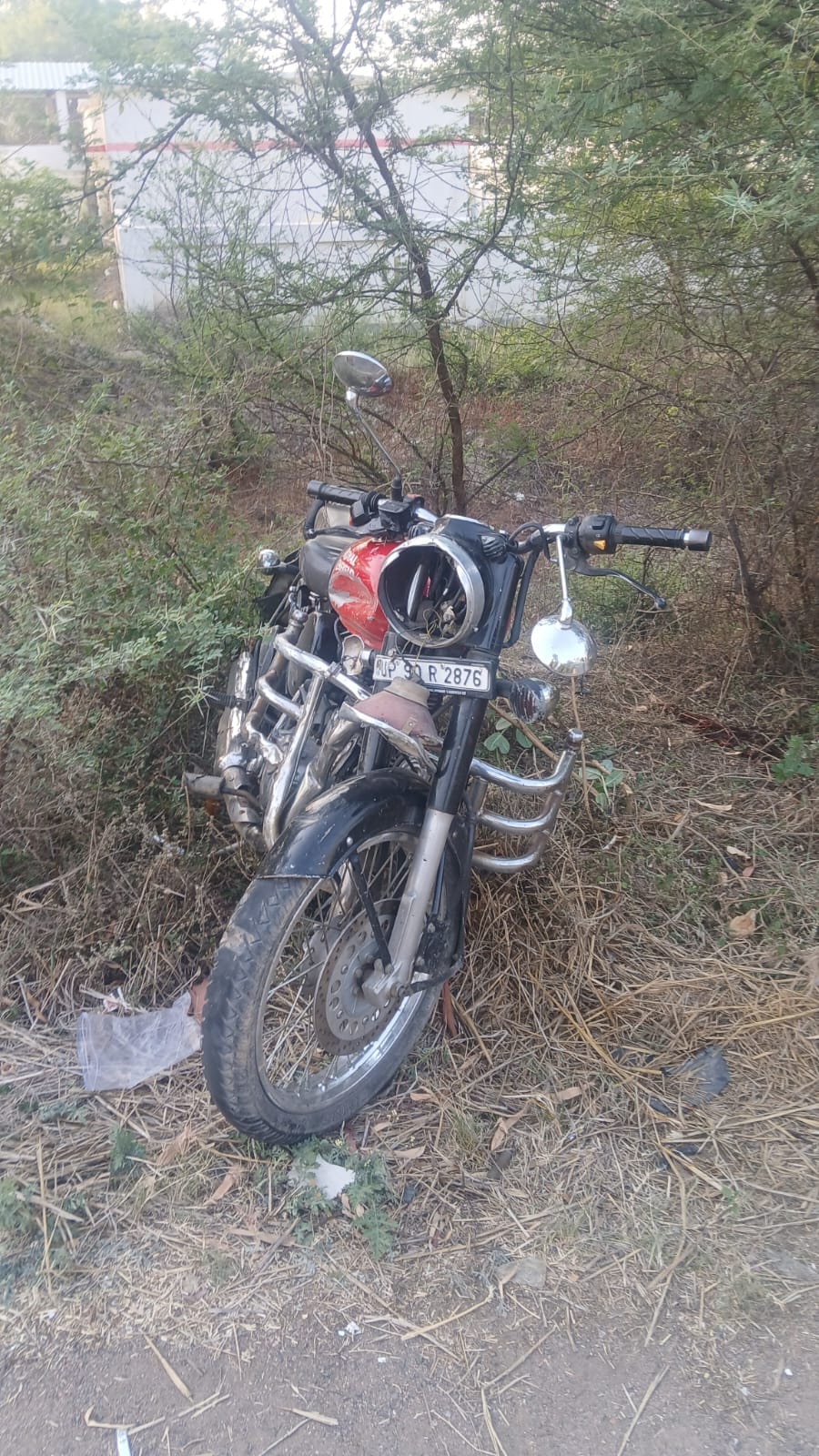 फोटो- 21 हादसे के बाद खंती में पड़ी स्कॉपियो। संवाद