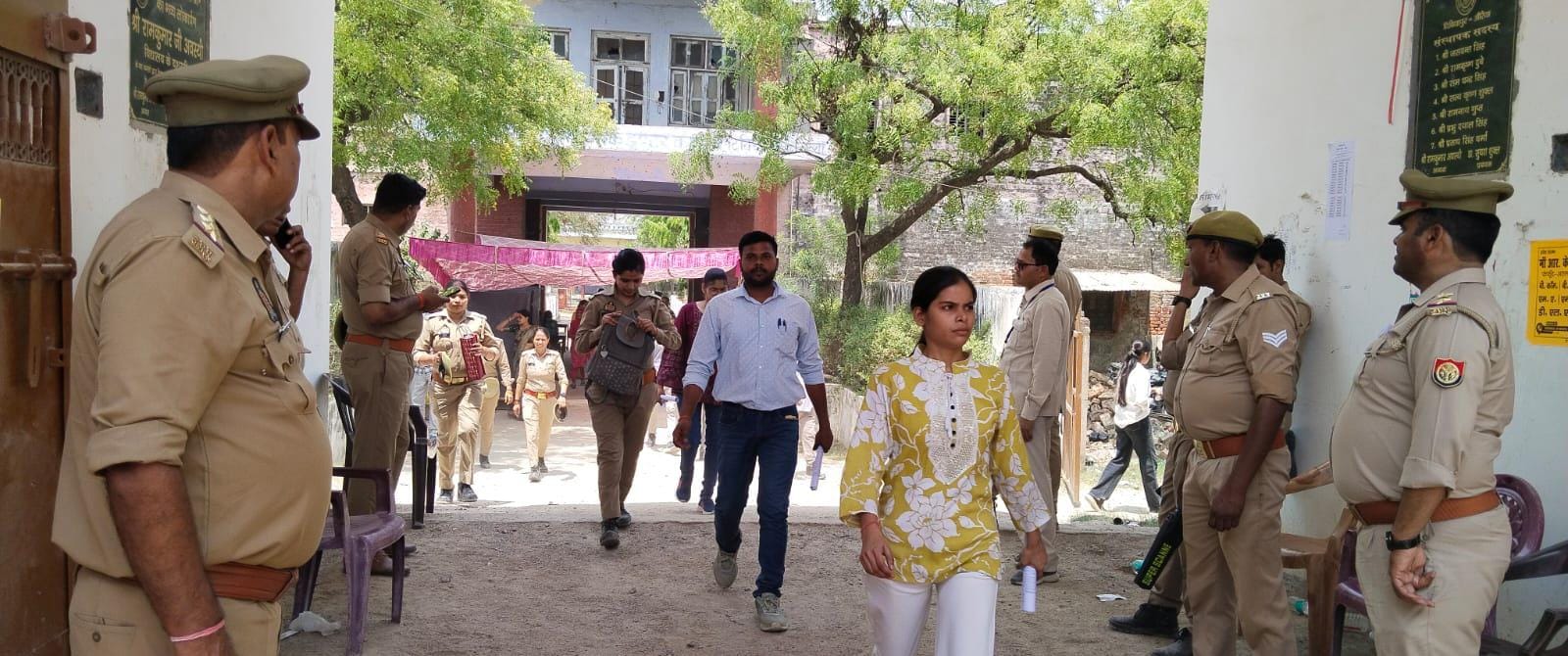 फोटो-21- परीक्षा केंद्र में दाखिल होने से पहले अभ्यर्थियों की होती चेकिंग। संवाद