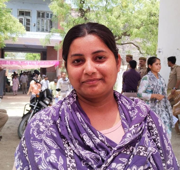 फोटो-21- परीक्षा केंद्र में दाखिल होने से पहले अभ्यर्थियों की होती चेकिंग। संवाद