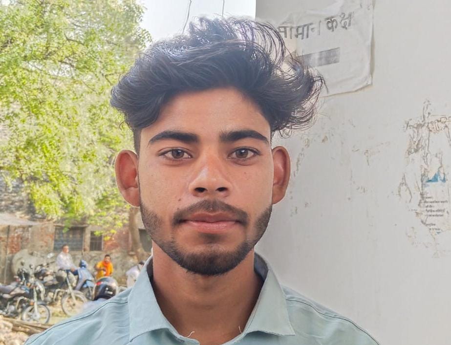 फोटो-21- परीक्षा केंद्र में दाखिल होने से पहले अभ्यर्थियों की होती चेकिंग। संवाद