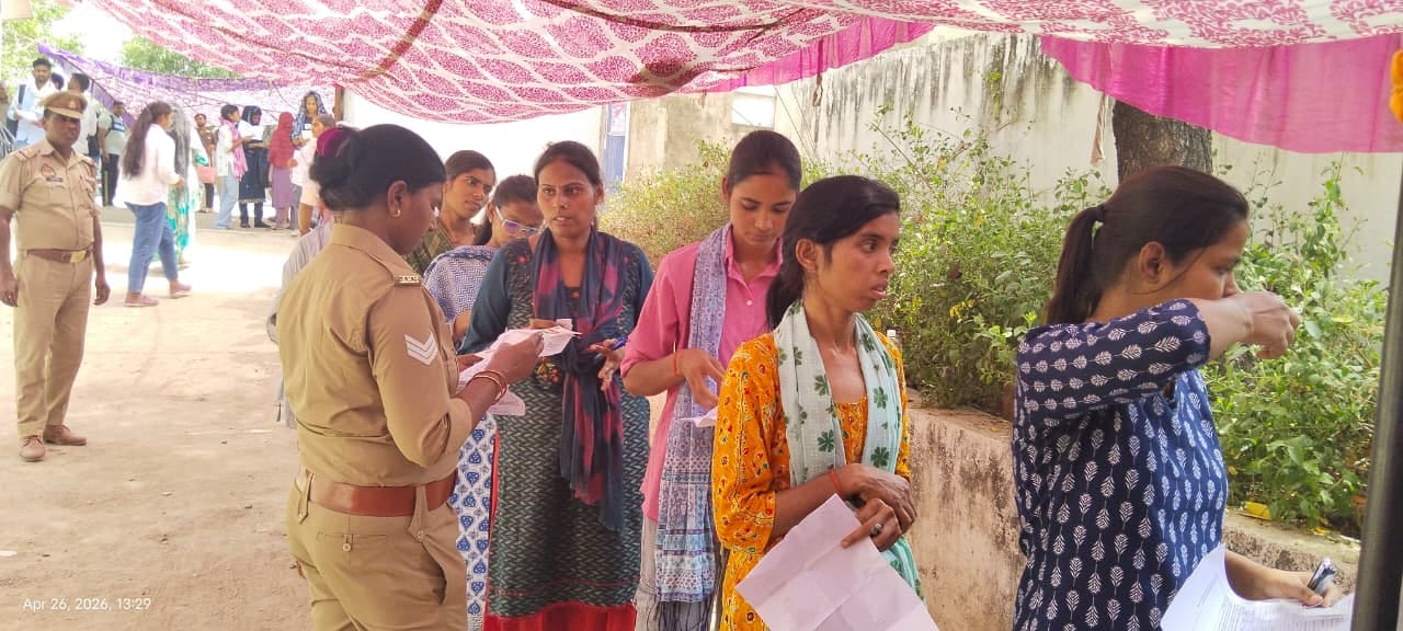 फोटो-21- परीक्षा केंद्र में दाखिल होने से पहले अभ्यर्थियों की होती चेकिंग। संवाद