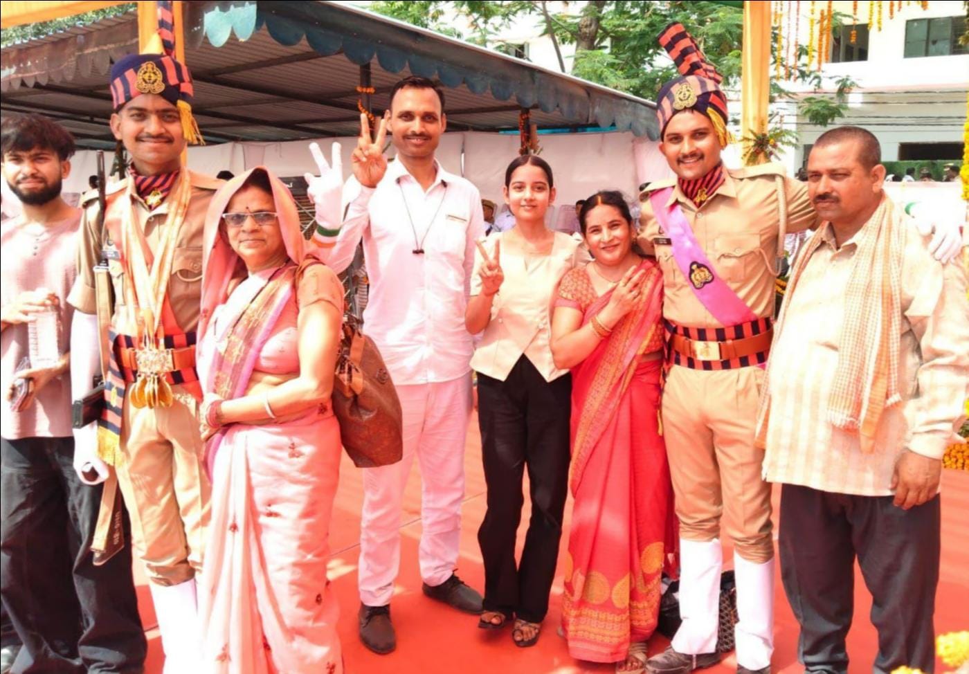 फोटो-22- रिक्रूट आरक्षियों से हाथ मिलाते अपर पुलिस महानिदेशक नवीन अरोरा। संवाद