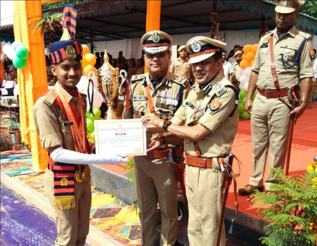 फोटो-22- रिक्रूट आरक्षियों से हाथ मिलाते अपर पुलिस महानिदेशक नवीन अरोरा। संवाद