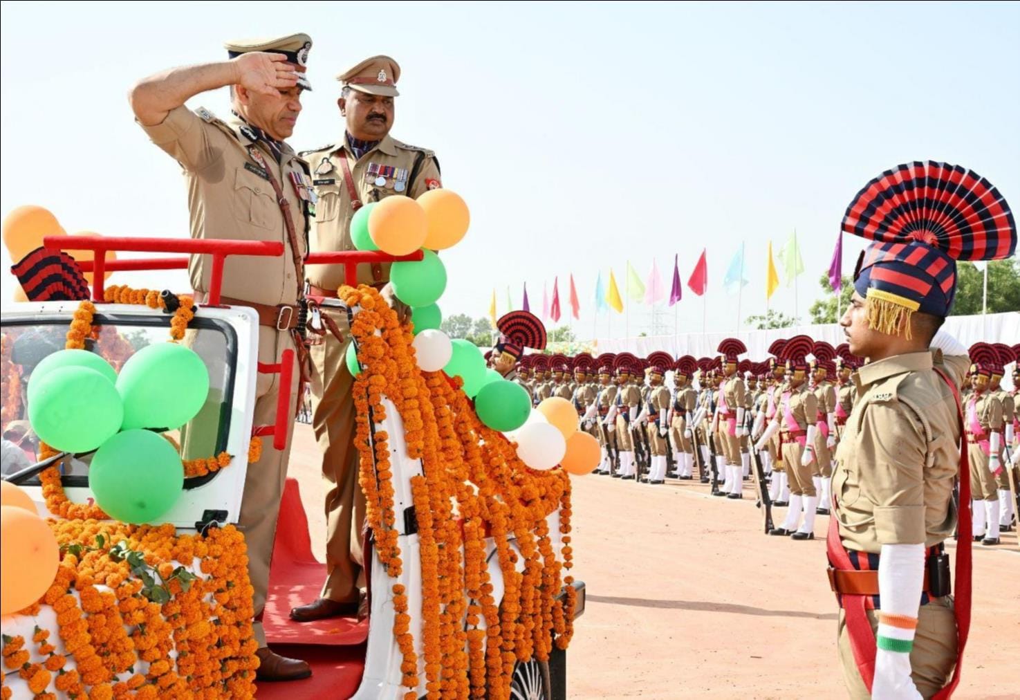 फोटो-22- रिक्रूट आरक्षियों से हाथ मिलाते अपर पुलिस महानिदेशक नवीन अरोरा। संवाद