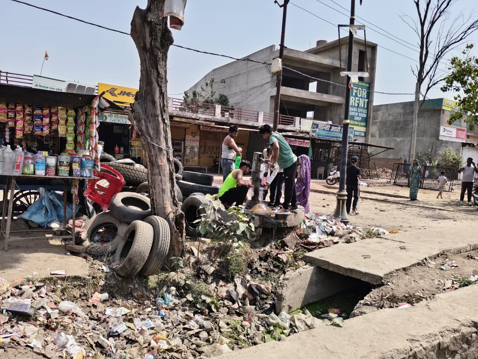 फोटो 26सीकेटीपी-04- बस स्टैंड में लगे वॉटर कूलर गर्म पानी लेते बच्चे। संवाद