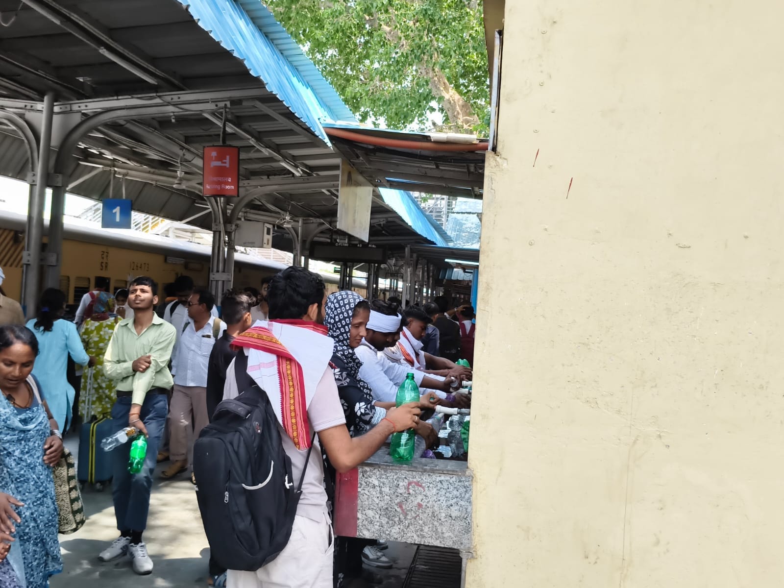 फोटो 26सीकेटीपी-04- बस स्टैंड में लगे वॉटर कूलर गर्म पानी लेते बच्चे। संवाद