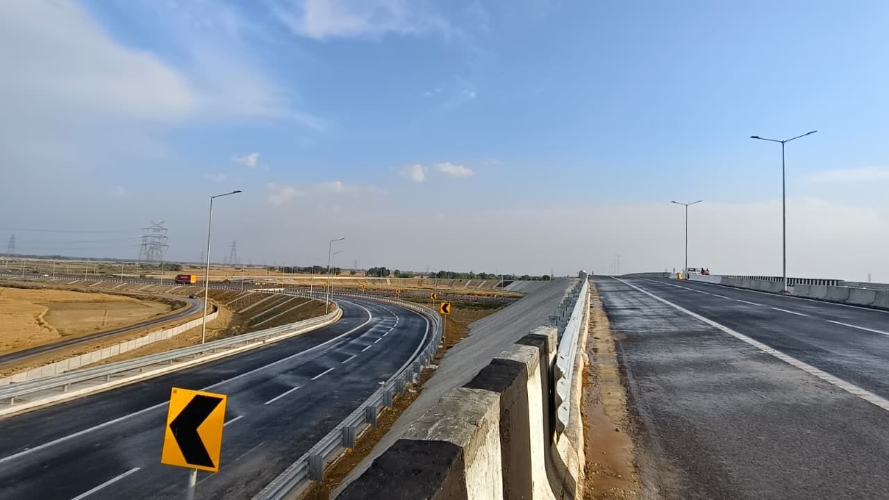 फोटो-3-लखनऊ-कानपुर हाईवे पर मुर्तजानगर में गंगा एक्सप्रेसवे पर चढ़ने के लिए बना टोल प्लॉजा। संव फोटो-3-लखनऊ-कानपुर हाईवे पर मुर्तजानगर में गंगा एक्सप्रेसवे पर चढ़ने के लिए बना टोल प्लॉजा। संव