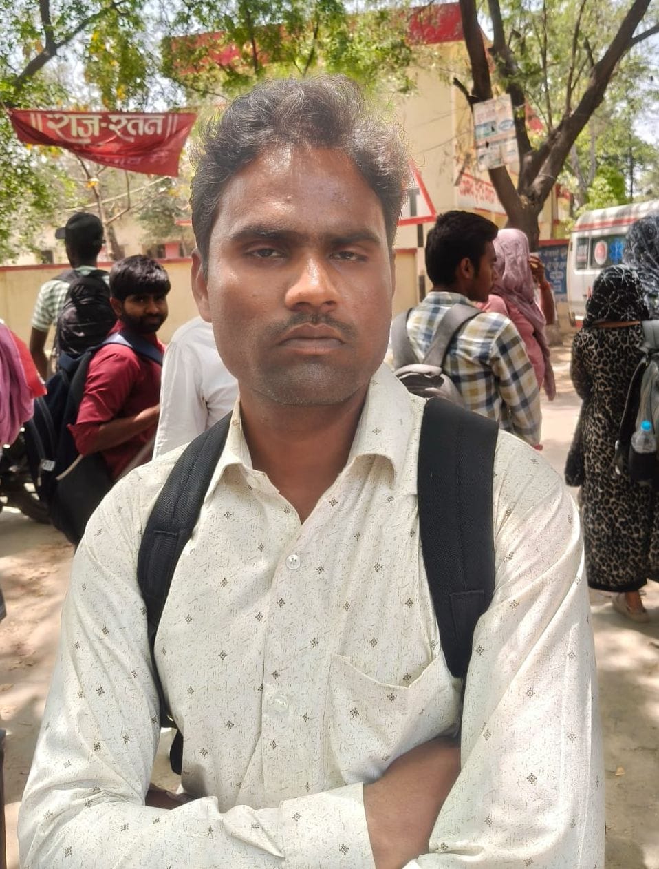 फोटो-30- अटल बिहारी इंटर कॉलेज में परीक्षा देने जाते अभ्यर्थी। संवाद फोटो-30- अटल बिहारी इंटर कॉलेज में परीक्षा देने जाते अभ्यर्थी। संवाद