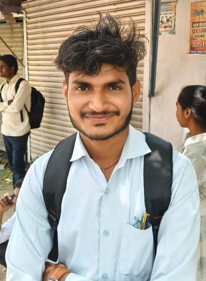 फोटो-30- अटल बिहारी इंटर कॉलेज में परीक्षा देने जाते अभ्यर्थी। संवाद फोटो-30- अटल बिहारी इंटर कॉलेज में परीक्षा देने जाते अभ्यर्थी। संवाद