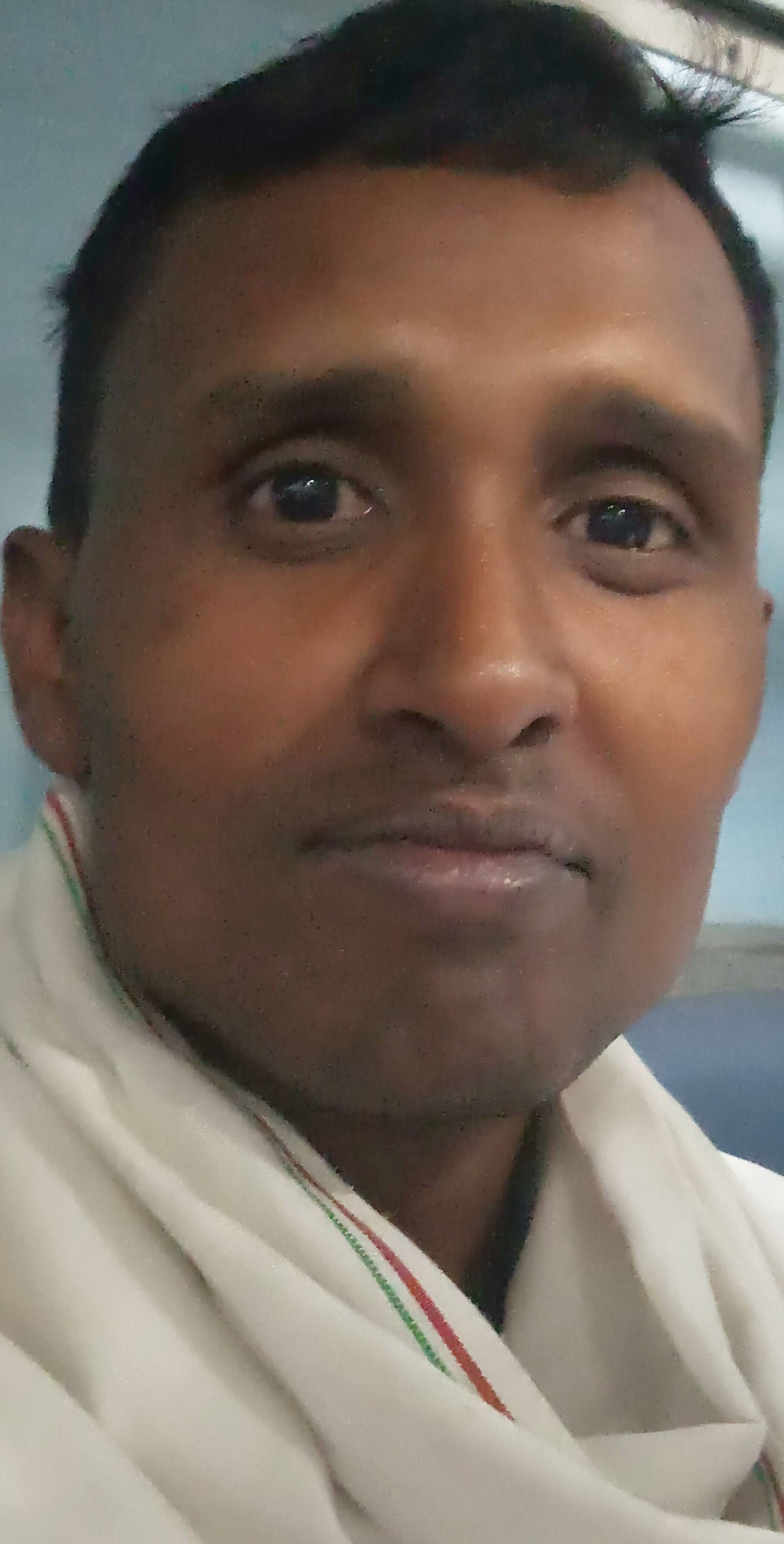 फोटो-30-केंद्र के बाहर कुछ पेड़ की छांव में तो कुछ धूप में खड़े अभ्यर्थी व परिजन।संवाद