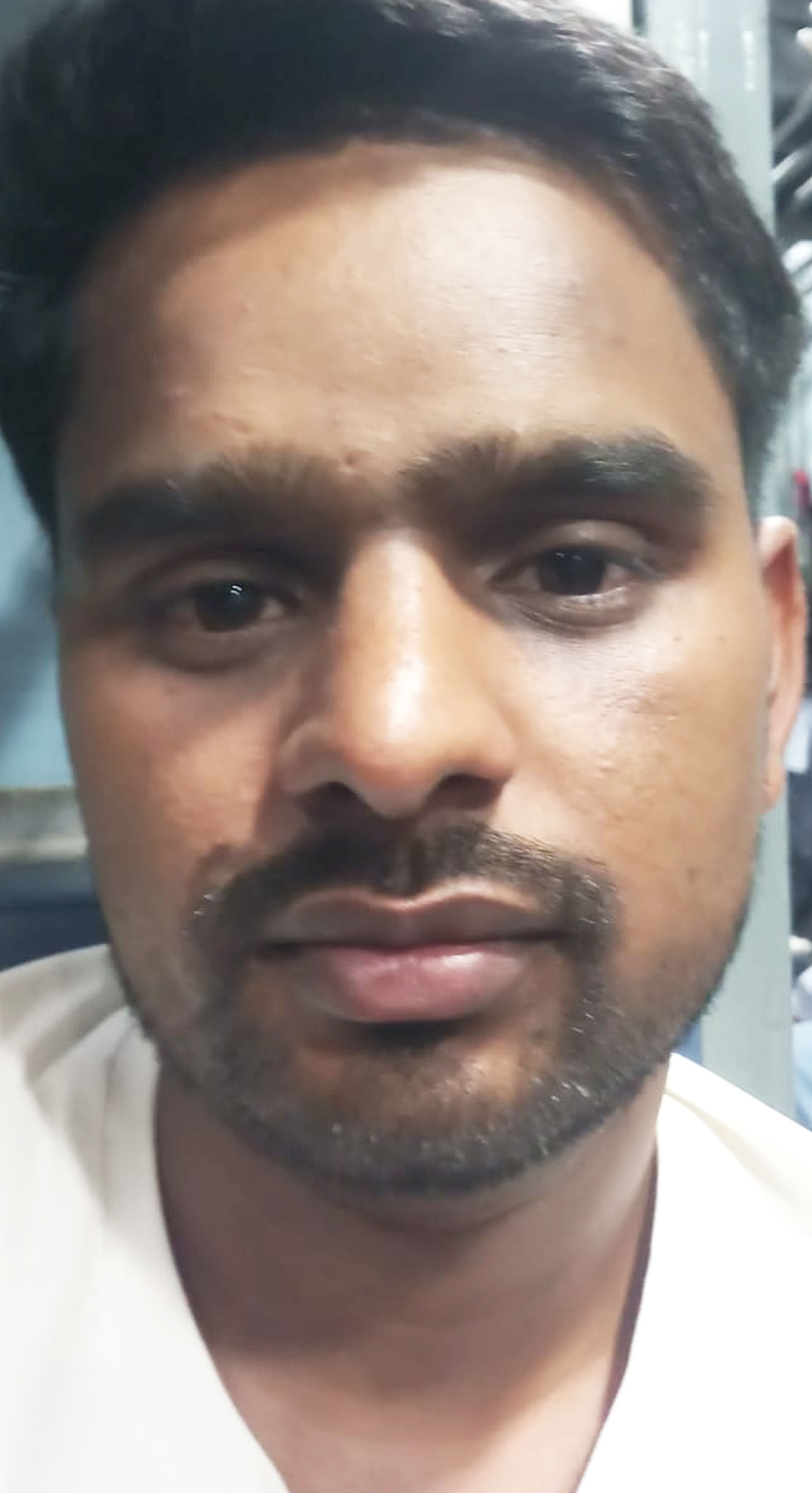 फोटो-30-केंद्र के बाहर कुछ पेड़ की छांव में तो कुछ धूप में खड़े अभ्यर्थी व परिजन।संवाद