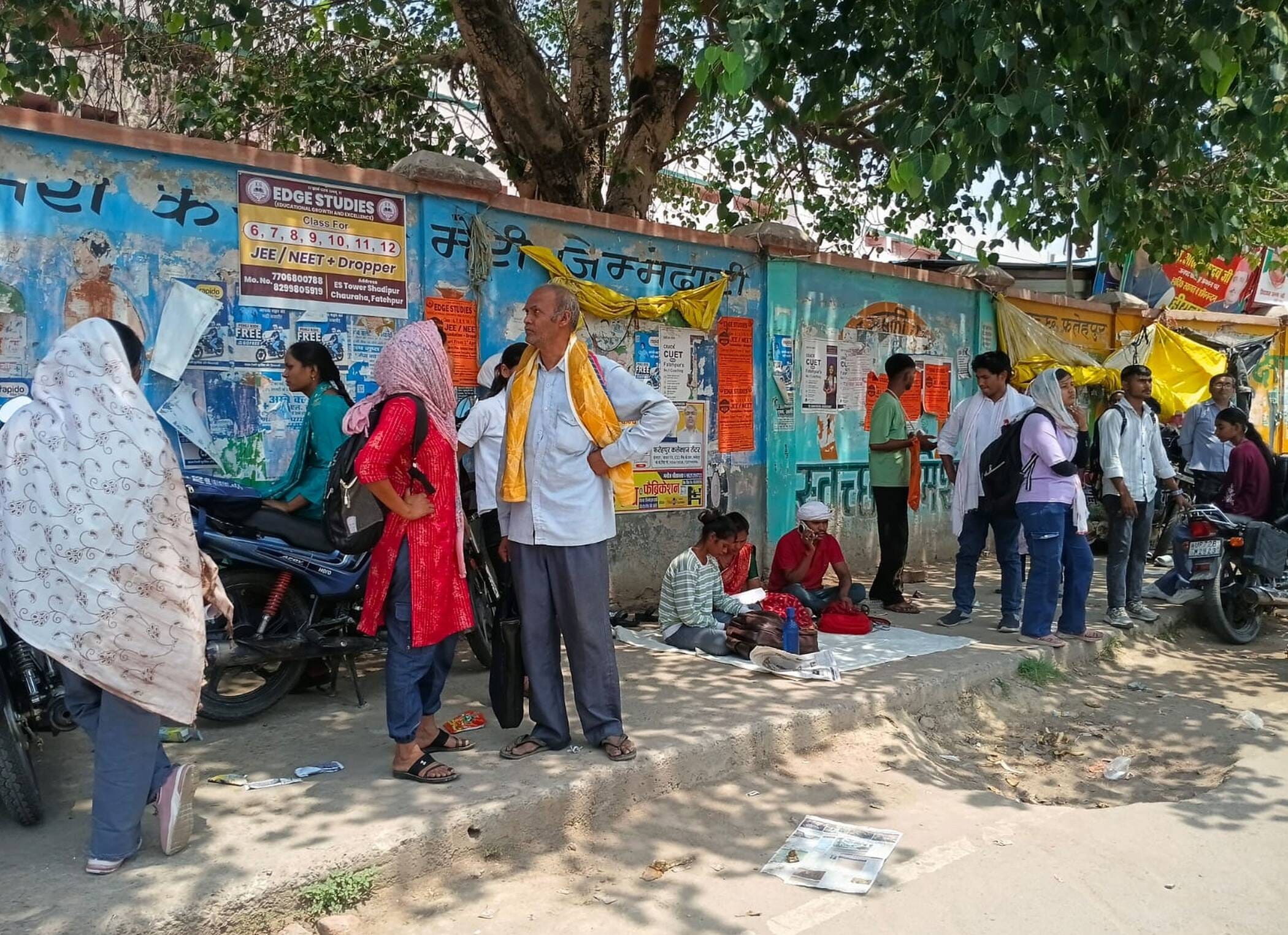 फोटो-30-केंद्र के बाहर कुछ पेड़ की छांव में तो कुछ धूप में खड़े अभ्यर्थी व परिजन।संवाद