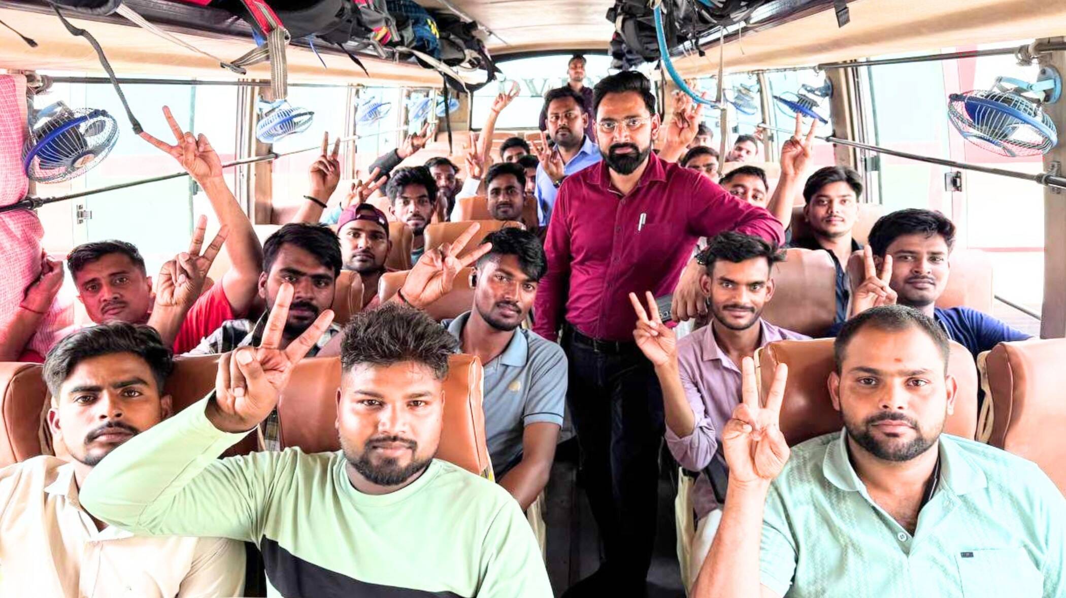 फोटो-33-रोजगार के लिए बस से रवाना होते चयनित अभ्यर्थी। संवाद