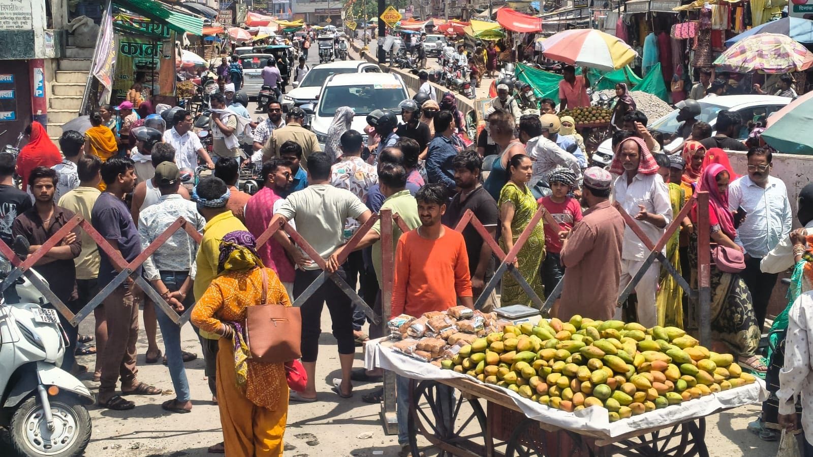 फोटो-34- शहर के कचौड़ी गली में हुआ जलभराव। संवाद फोटो-34- शहर के कचौड़ी गली में हुआ जलभराव। संवाद