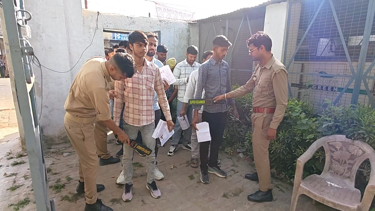 फोटो-39 होमगार्ड परीक्षा के लिए शहर के बद्री विशाल डिग्री कालेज केंद्र में प्रवेश के लिए लगी ला
