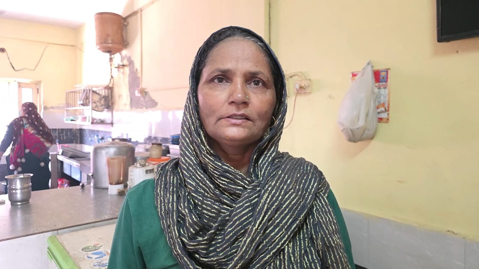 गोहाना की अनाज मंडी में अटल कैंटीन में लकड़ी के चूल्हे पर खाना पकाती महिला कर्मचारी। संवाद