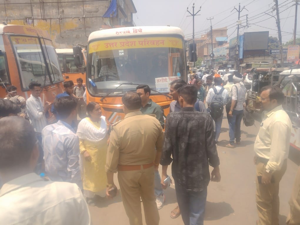 होमगार्ड परीक्षा छूटने के बाद लखीमपुर रेलवे स्टेशन पर भीड़ के कारण ट्रेन की खिड़कियों से घुसते 