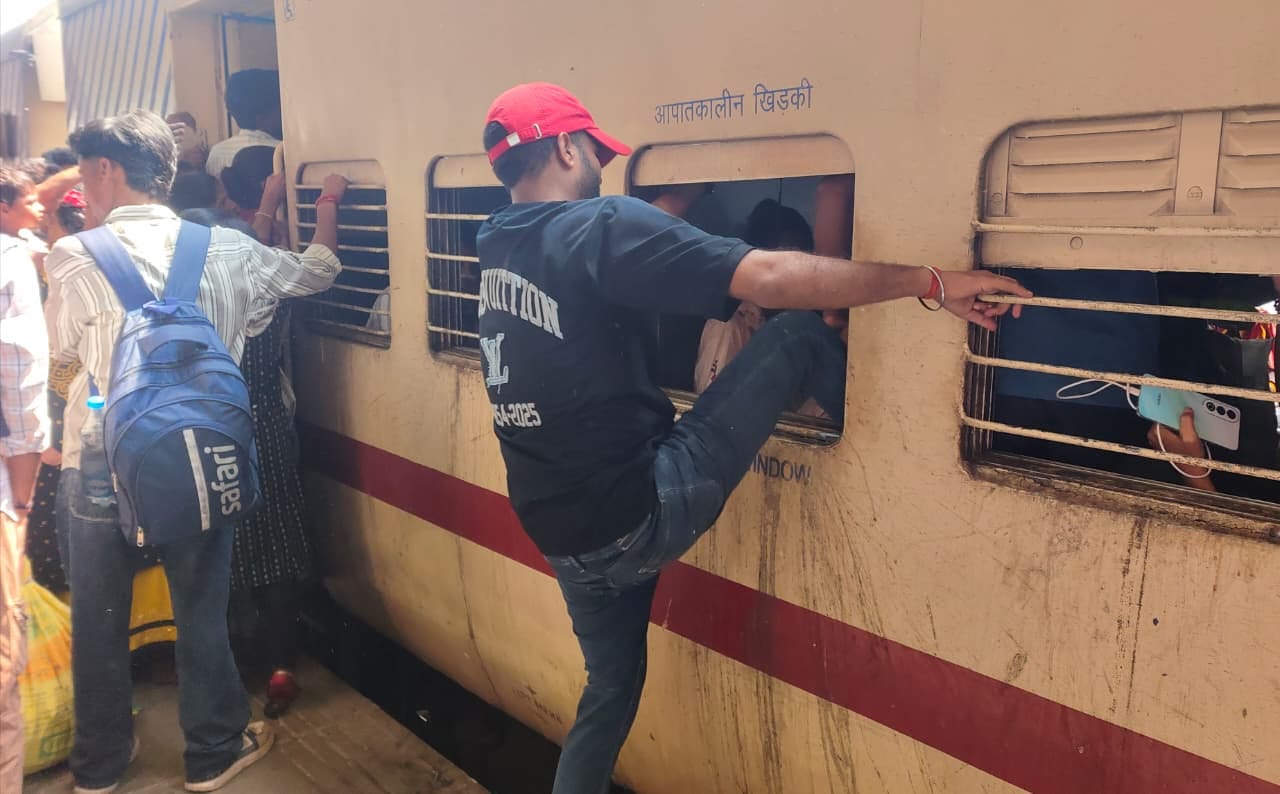 होमगार्ड परीक्षा छूटने के बाद लखीमपुर रेलवे स्टेशन पर भीड़ के कारण ट्रेन की खिड़कियों से घुसते 