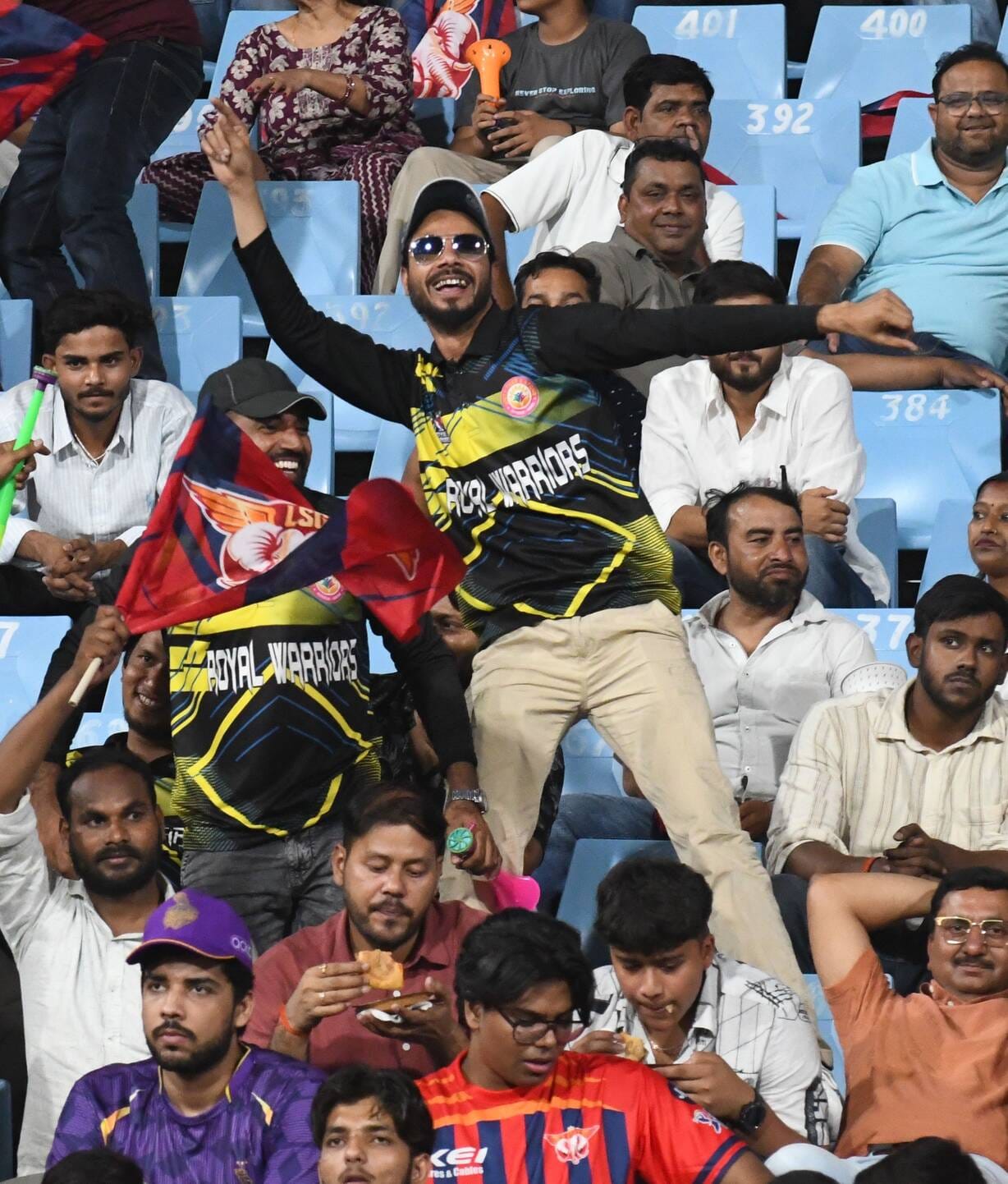 इकाना स्टेडियम में लखनऊ सुपरजायंट्स और कोलकाता नाइट राइडर्स के बीच हुए मुकाबले में पहुंचे दर्शक