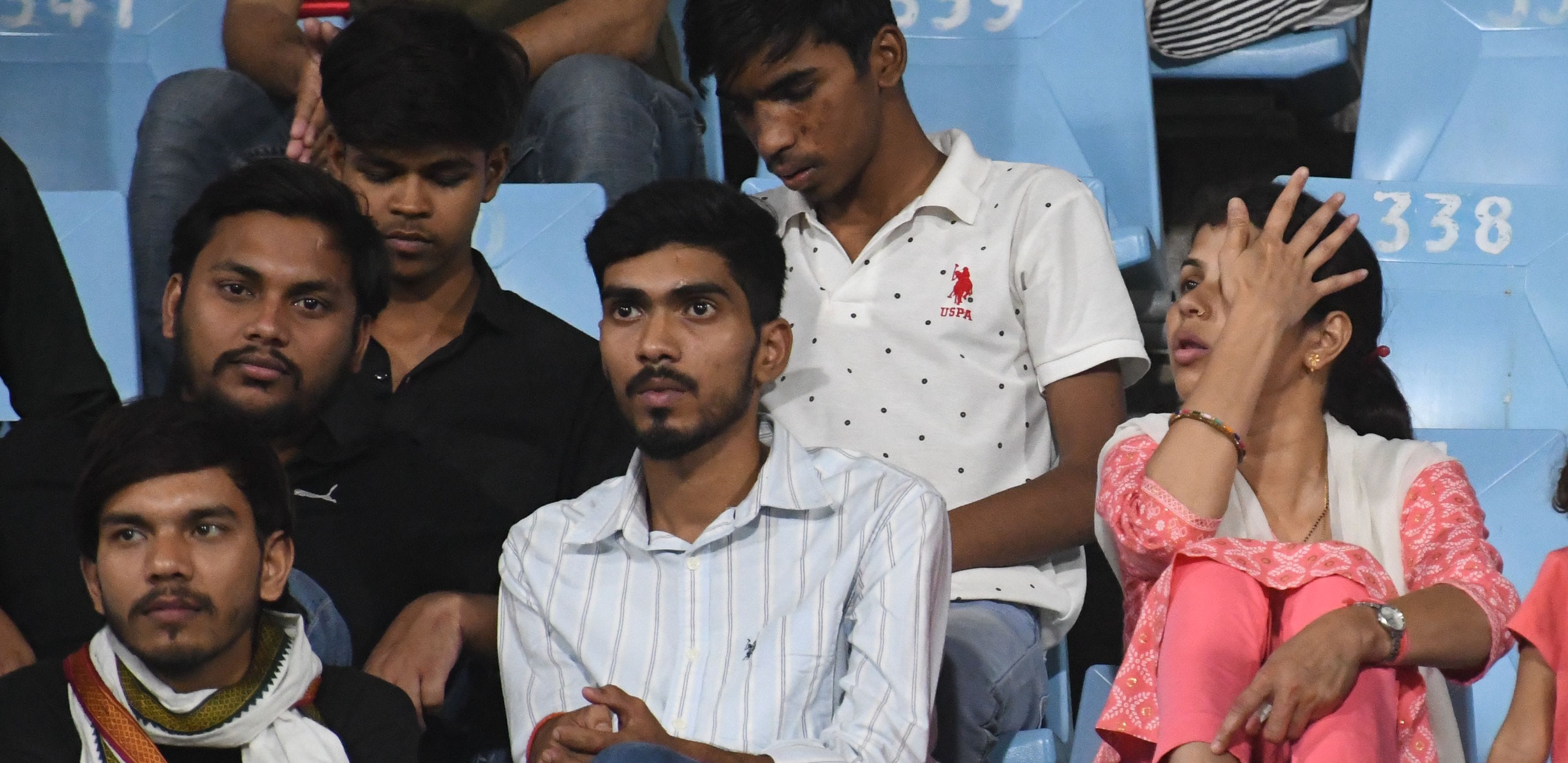 इकाना स्टेडियम में लखनऊ सुपरजायंट्स और कोलकाता नाइट राइडर्स के बीच हुए मुकाबले में पहुंचे दर्शक