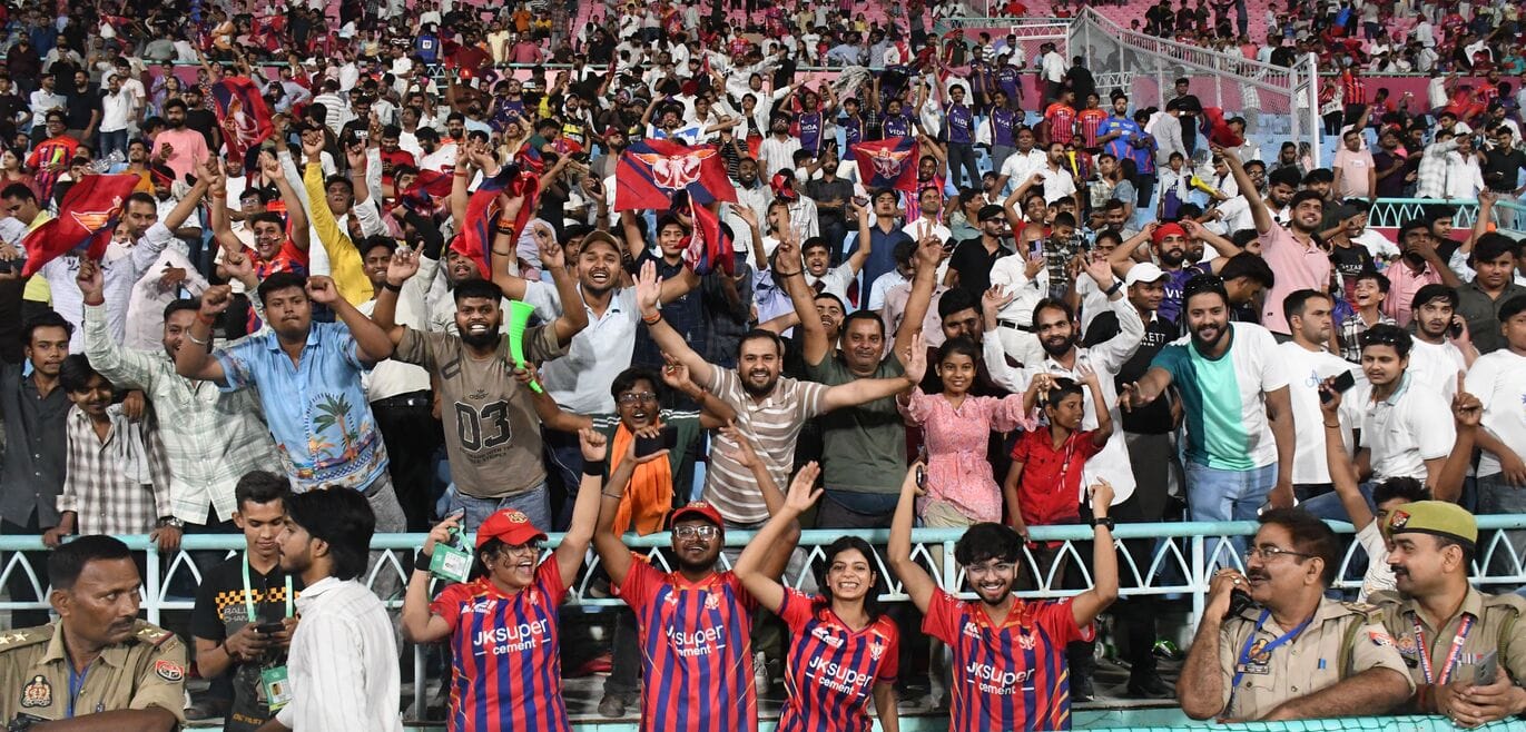 इकाना स्टेडियम में लखनऊ सुपरजायंट्स और कोलकाता नाइट राइडर्स के बीच हुए मुकाबले में पहुंचे दर्शक