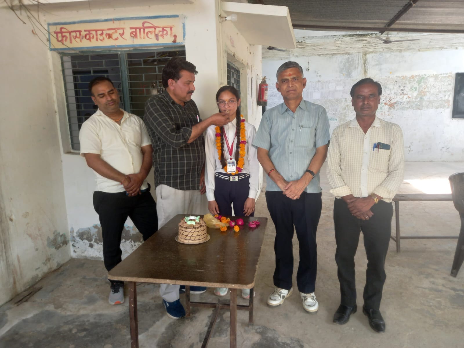 केक काटकर टॉपर्स का स्वागत किया गया। संवाद केक काटकर टॉपर्स का स्वागत किया गया। संवाद