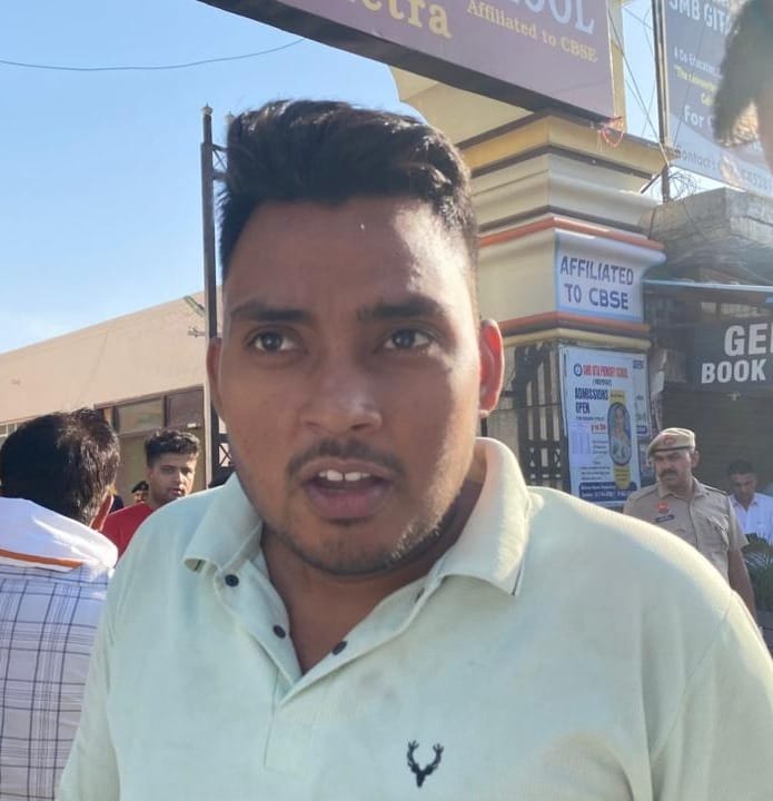 कुरुक्षेत्र। एग्जाम सेंटर से बाहर आकर पेपर दिखाती अभ्यर्थी। संवाद