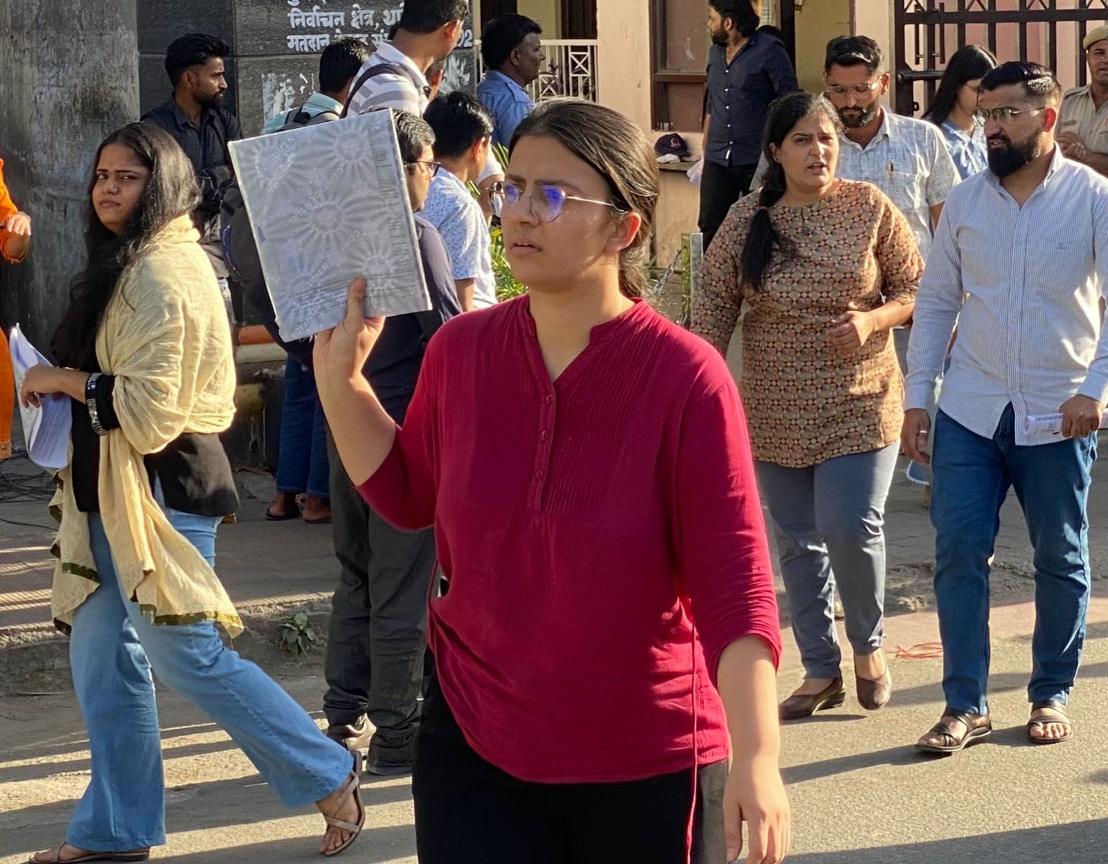 कुरुक्षेत्र। एग्जाम सेंटर से बाहर आकर पेपर दिखाती अभ्यर्थी। संवाद