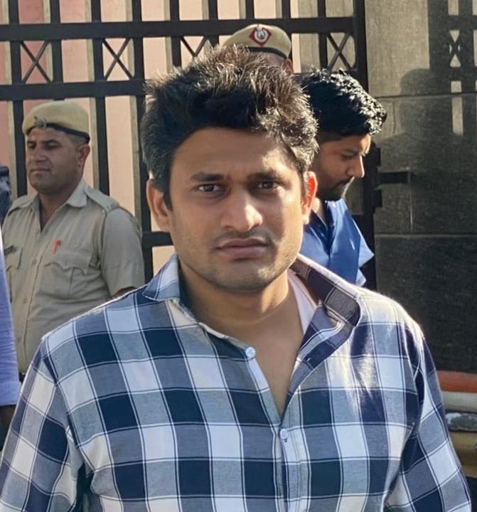 कुरुक्षेत्र। एग्जाम सेंटर से बाहर आकर पेपर दिखाती अभ्यर्थी। संवाद